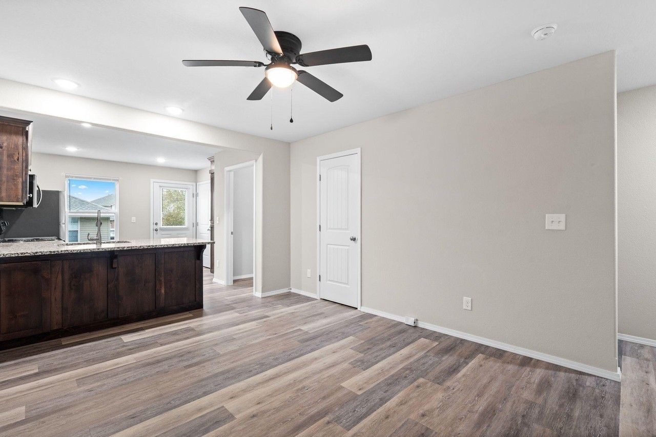687 N Turner Ave - Photo 5 of 32