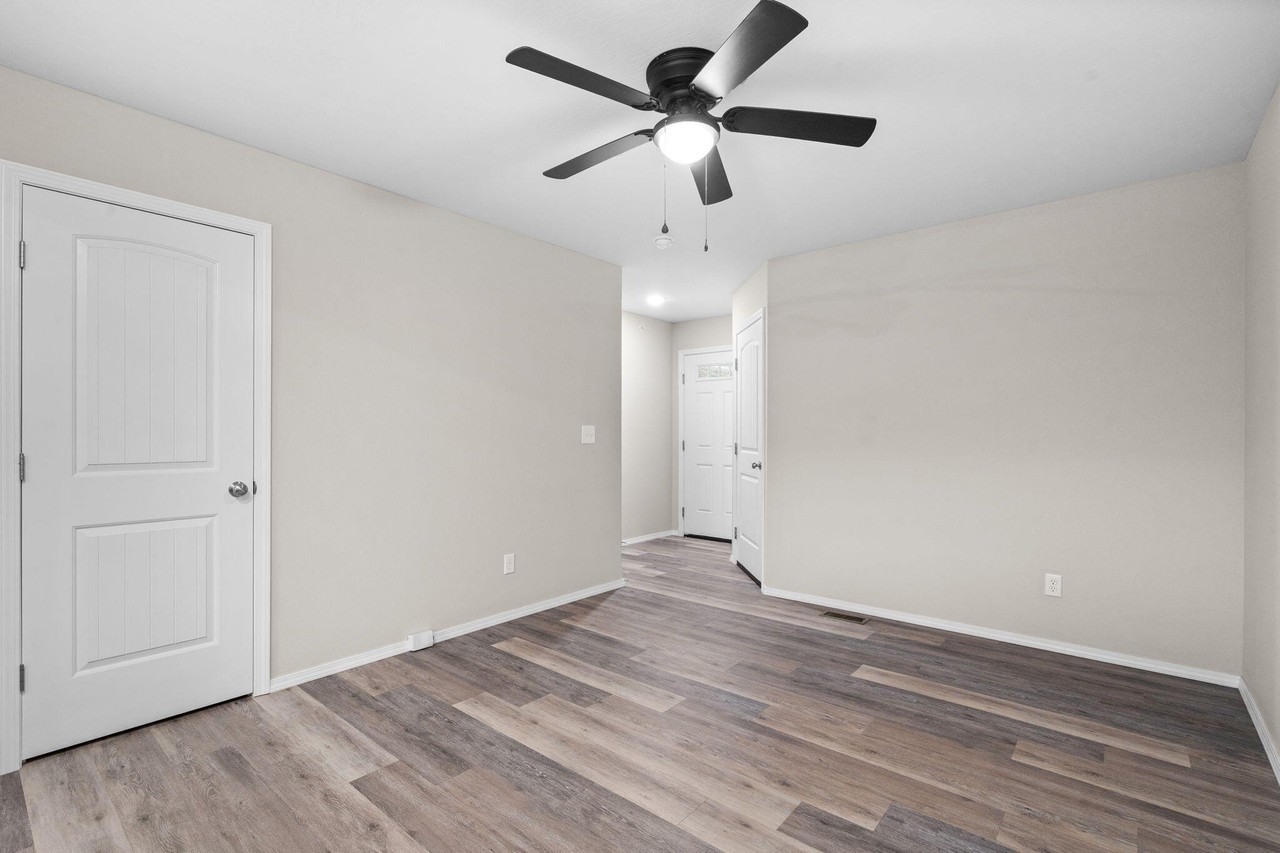 687 N Turner Ave - Photo 6 of 32
