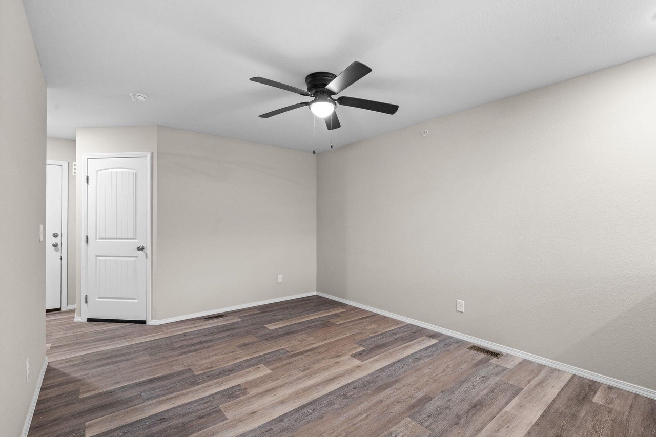 687 N Turner Ave - Photo 7 of 32