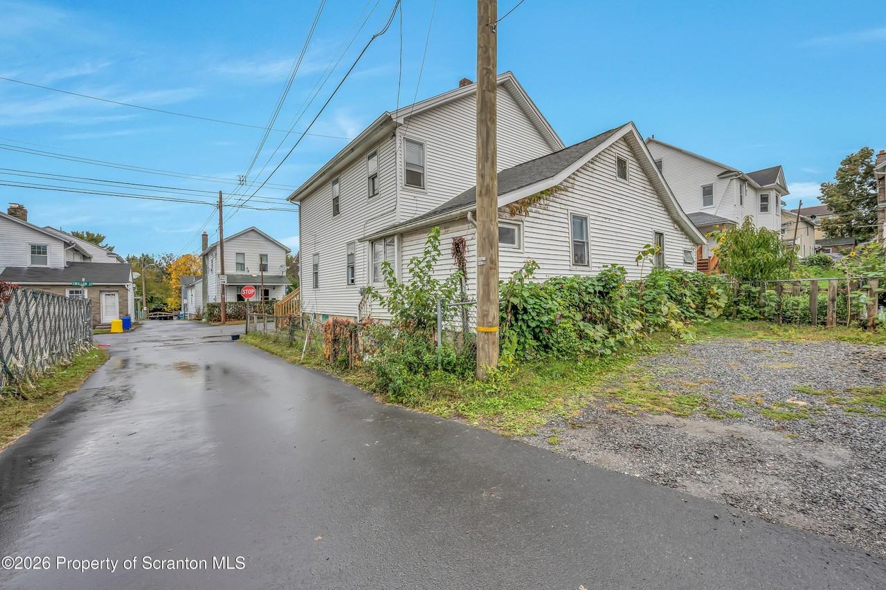 626 Swallow St - Photo 3 of 22