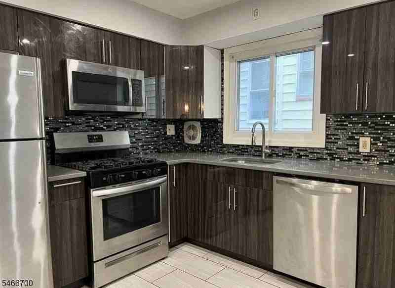 47 Smith St #1L