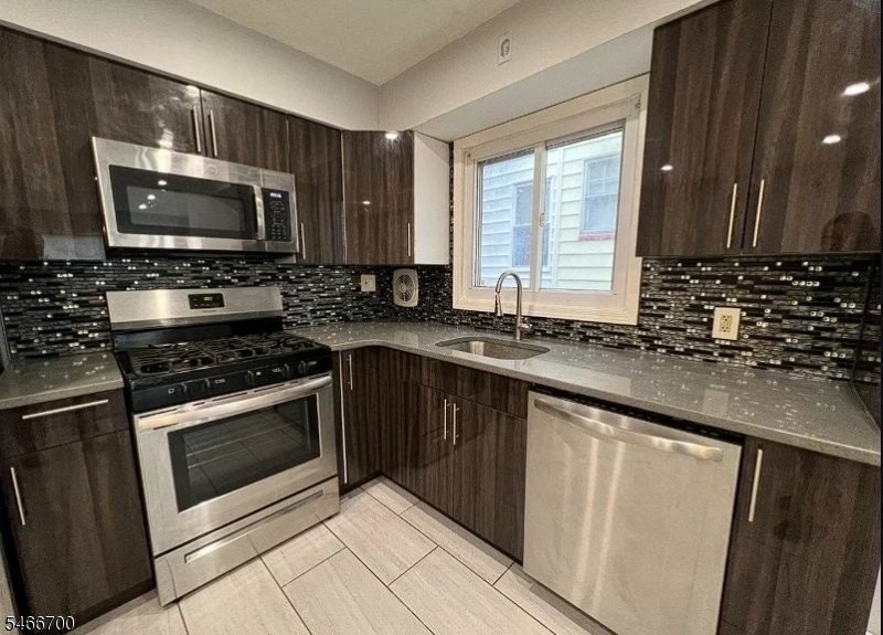 47 Smith St #1L - Photo 2 of 10