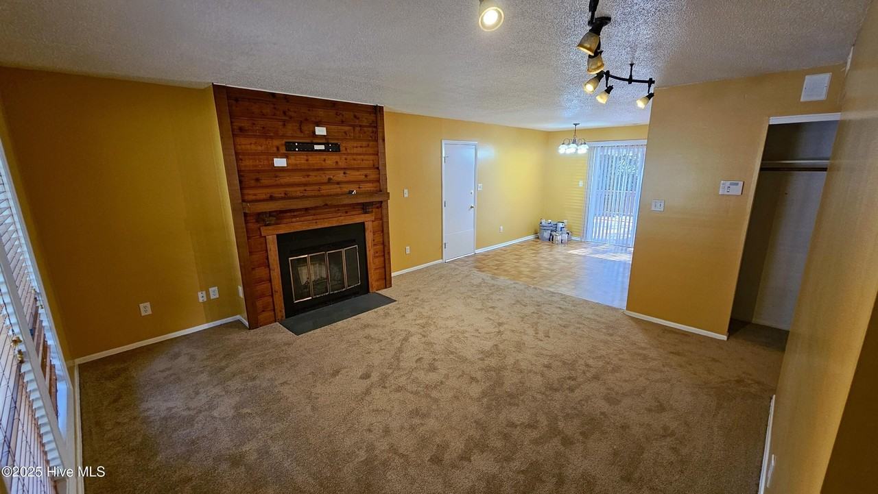 709 Terrace Ct - Photo 3 of 21