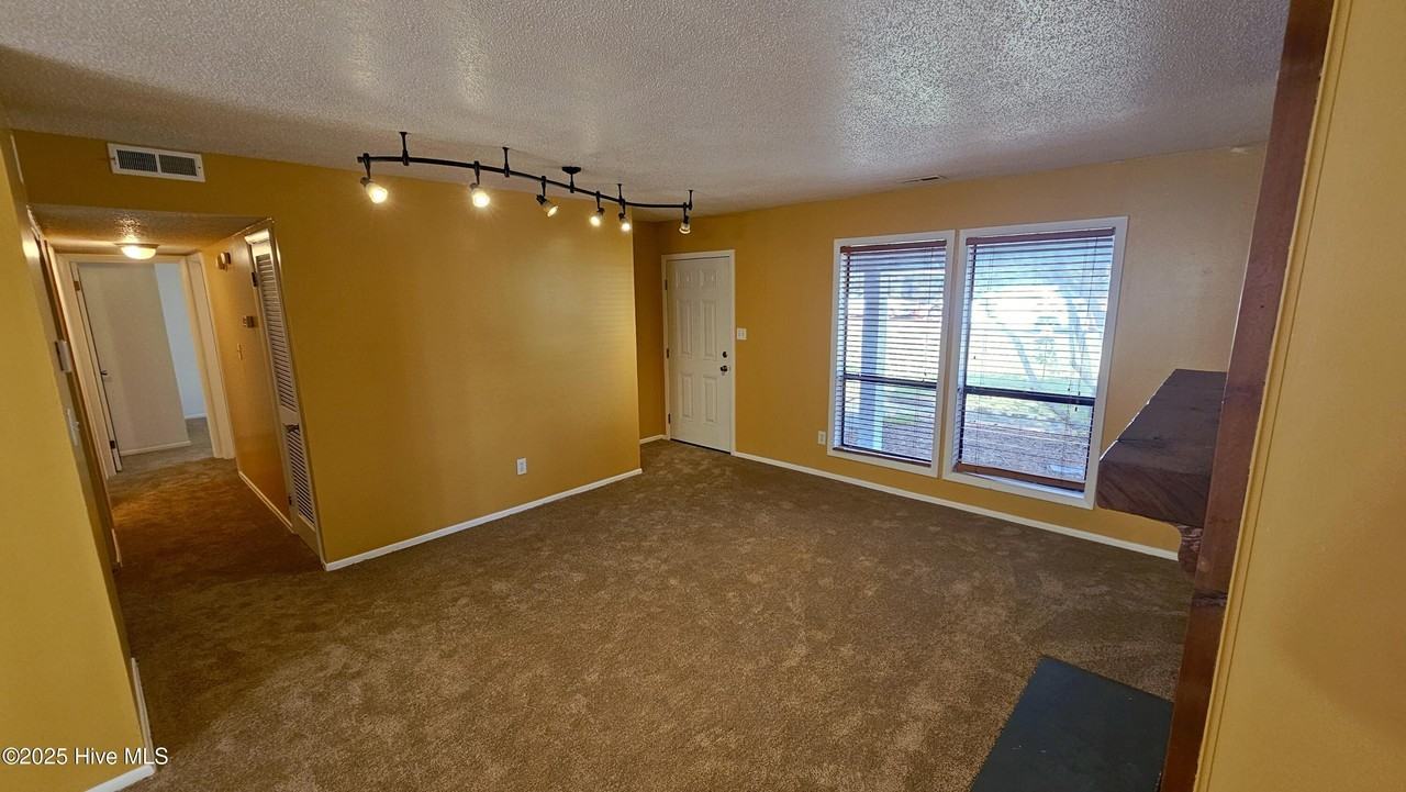 709 Terrace Ct - Photo 4 of 21