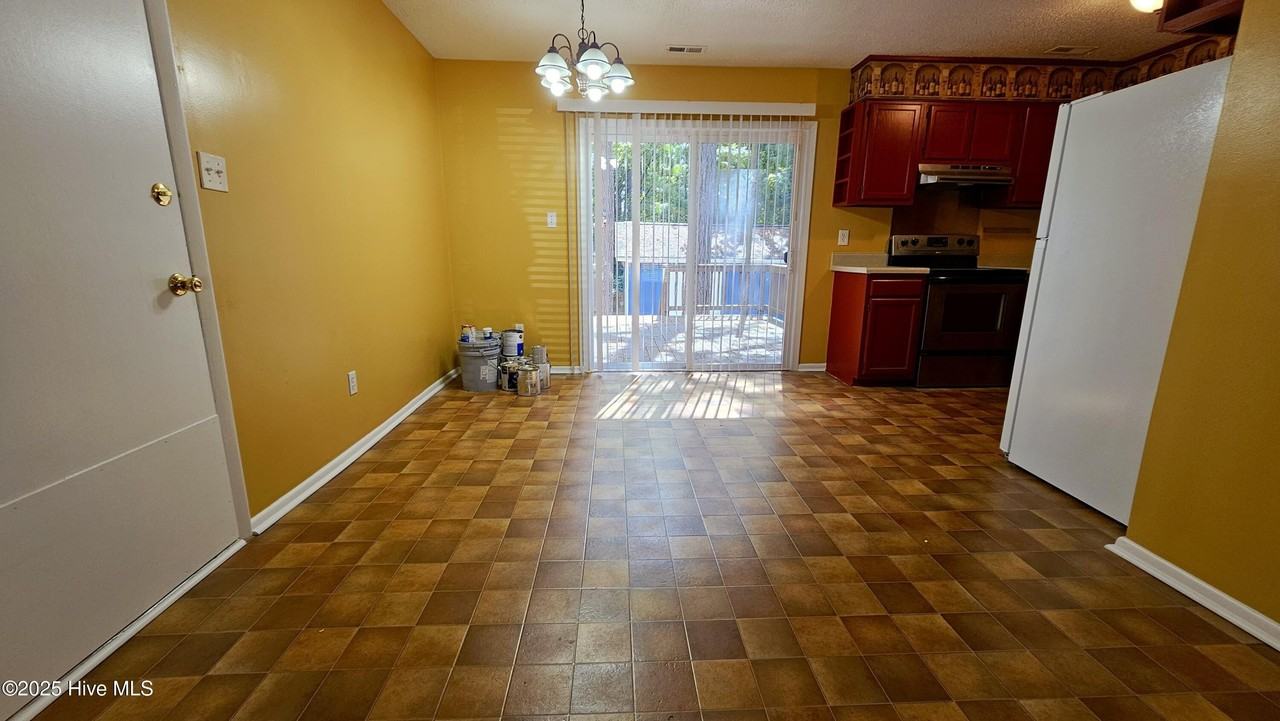 709 Terrace Ct - Photo 6 of 21
