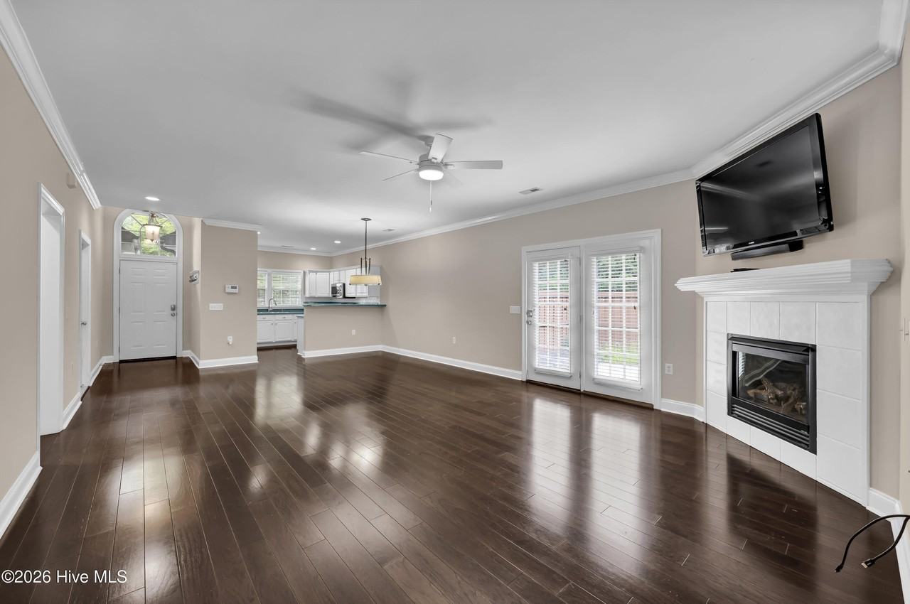 208 Hilliard Ct - Photo 3 of 37