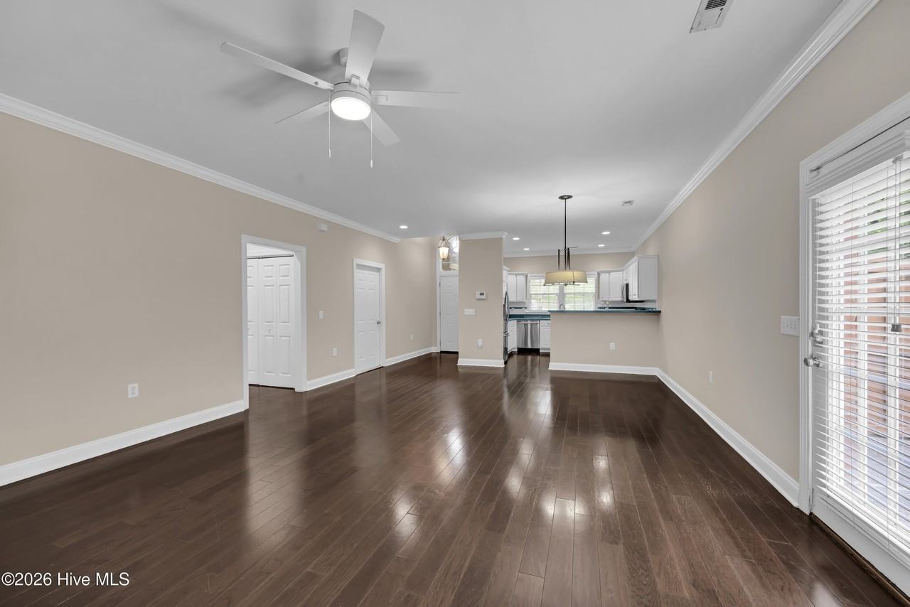 208 Hilliard Ct - Photo 4 of 37