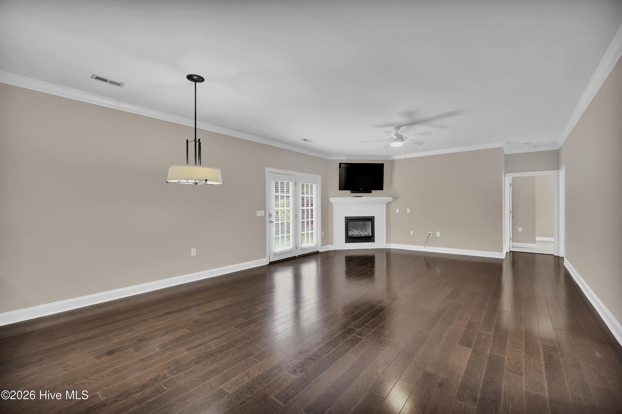 208 Hilliard Ct - Photo 5 of 37