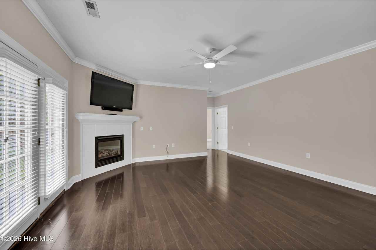 208 Hilliard Ct - Photo 6 of 37
