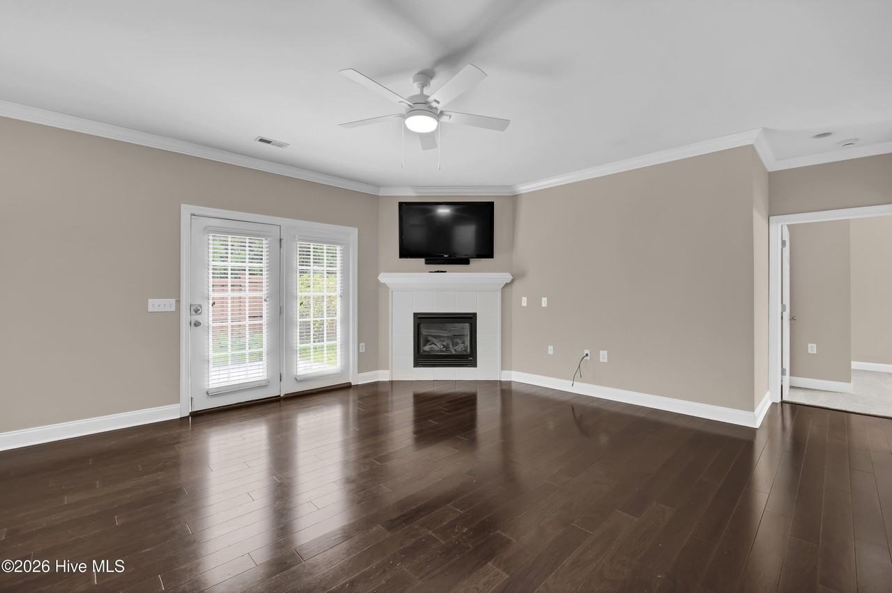 208 Hilliard Ct - Photo 7 of 37