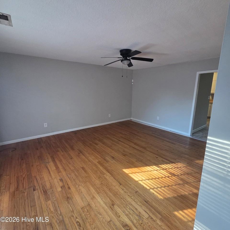 112 Candlewood Dr - Photo 2 of 11