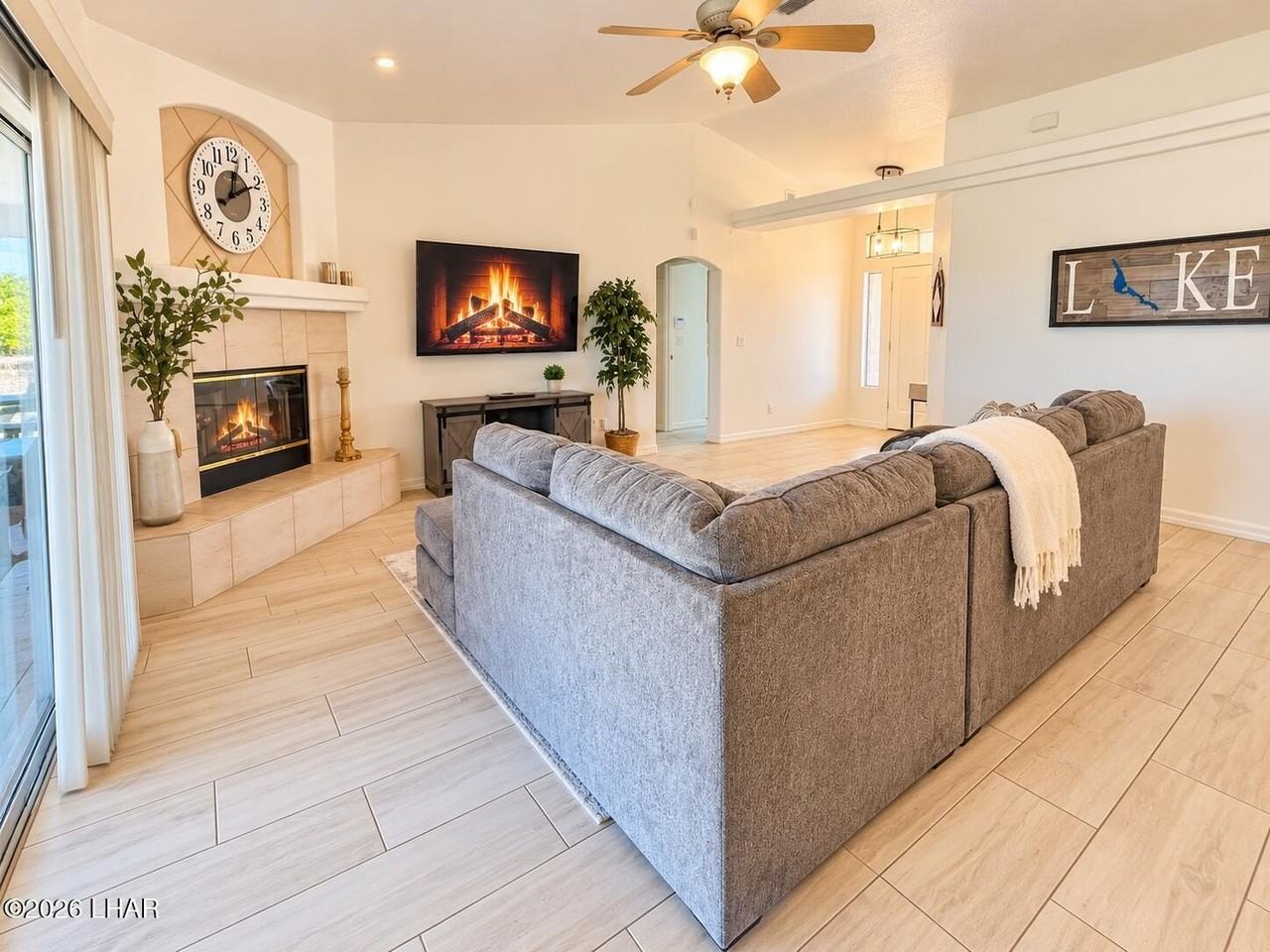 2445 Constellation Dr - Photo 4 of 21