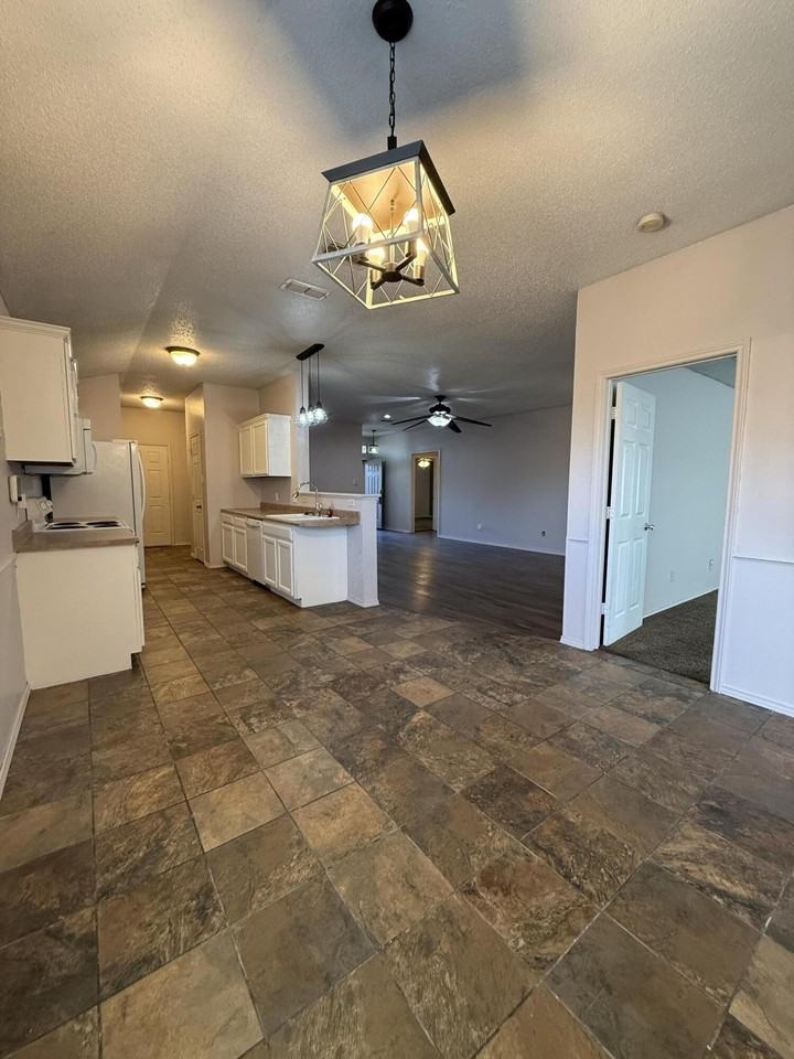 6533 86th St - Photo 5 of 31