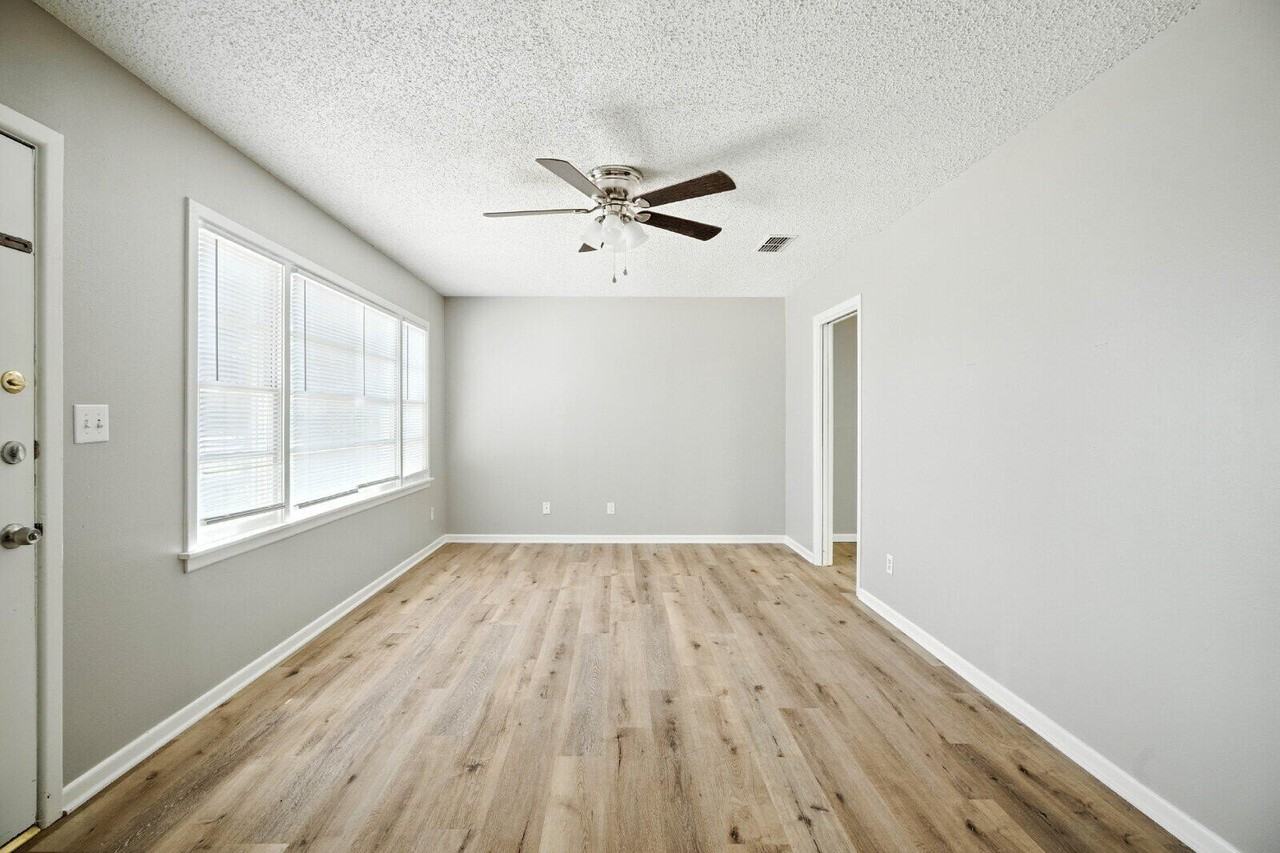 4208 42nd St - Photo 2 of 12