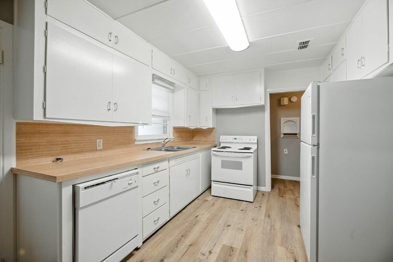 4208 42nd St - Photo 4 of 12