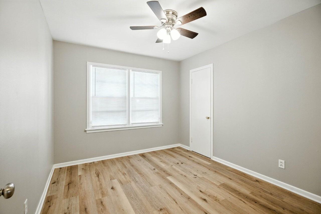 4208 42nd St - Photo 6 of 12