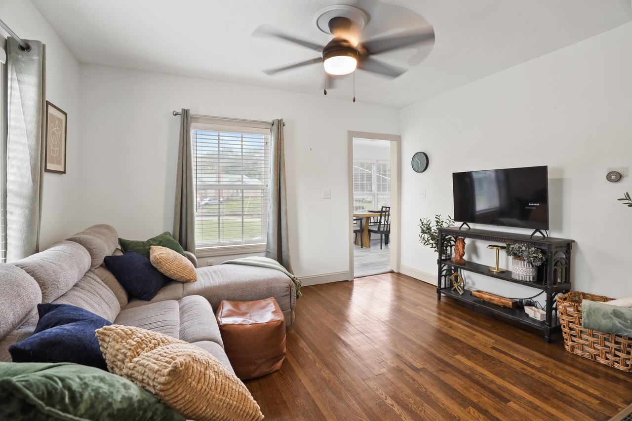 542 S 2nd St - Photo 4 of 50
