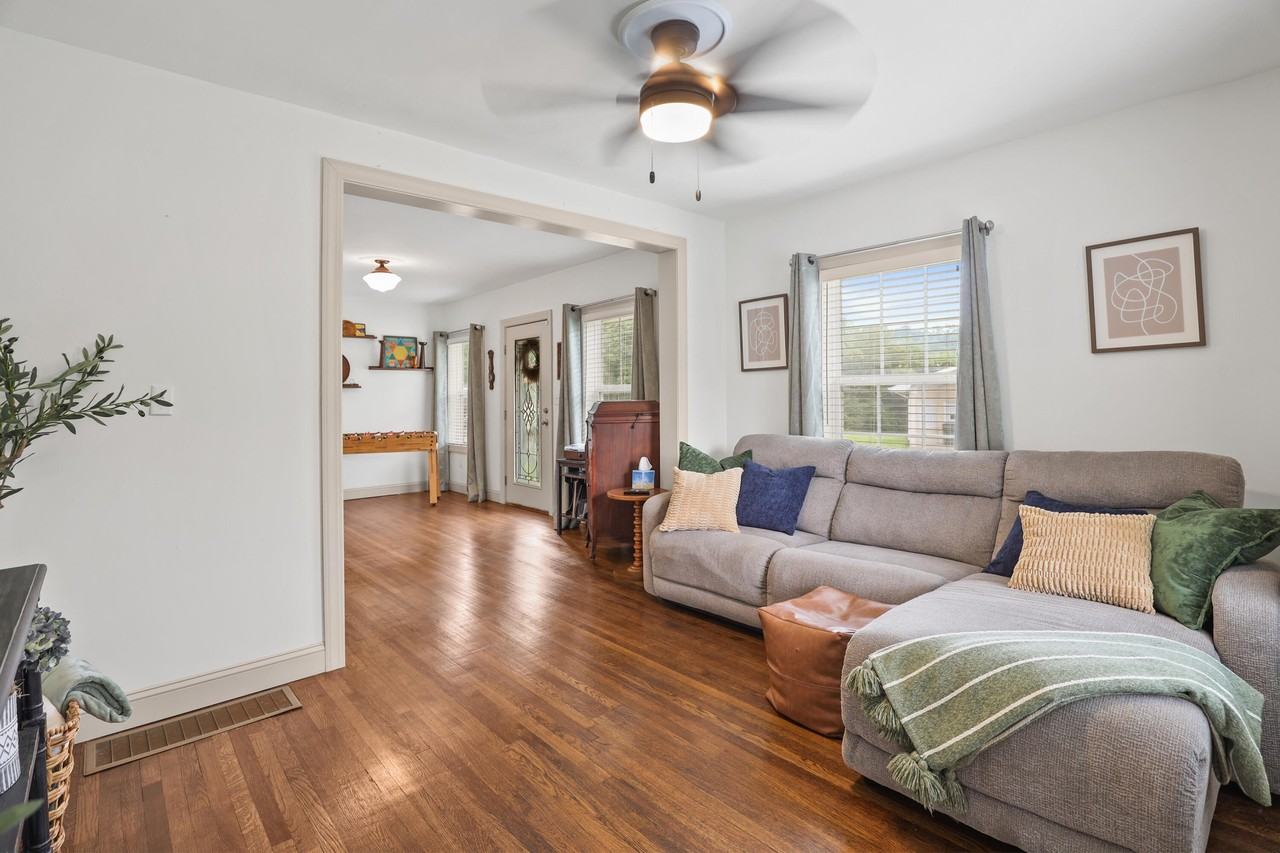 542 S 2nd St - Photo 5 of 50