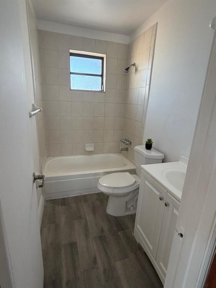 2609 Ne 8th Ave #2609A - Photo 5 of 5