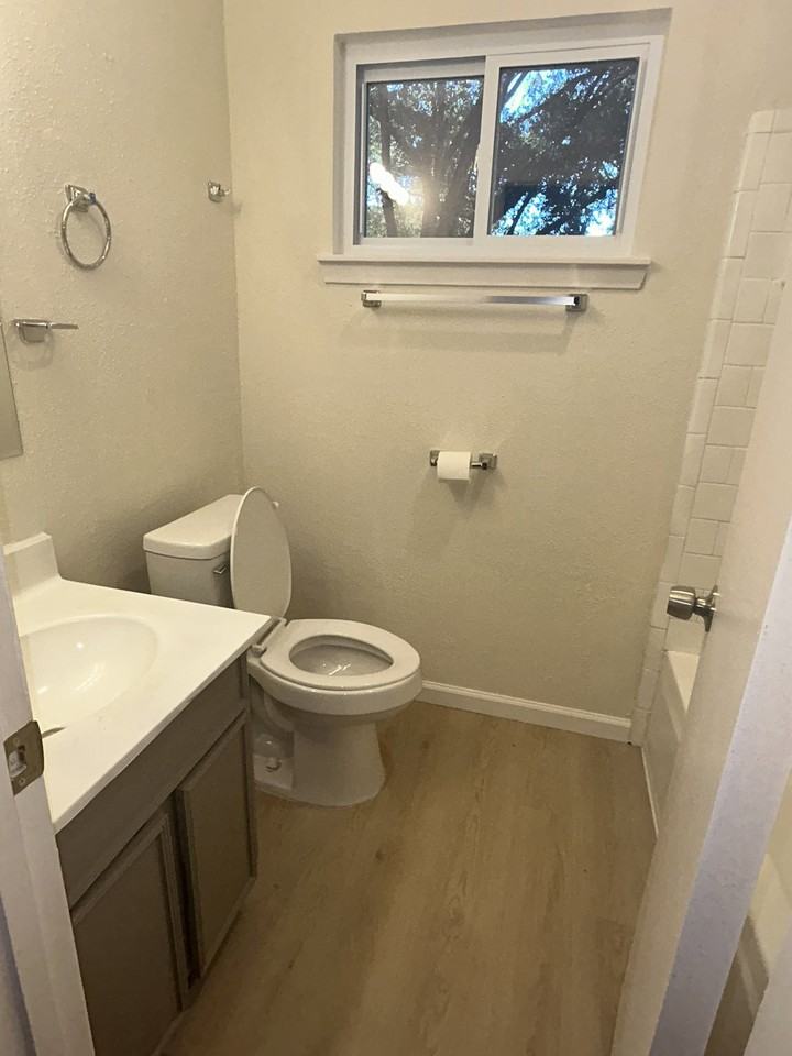 Rosegate Dr - Photo 6 of 8