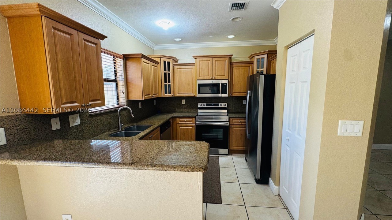 353 Ne 37th Pl - Photo 2 of 45