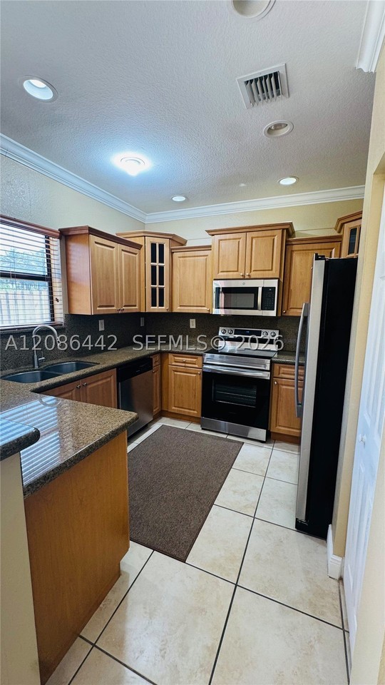 353 Ne 37th Pl - Photo 3 of 45