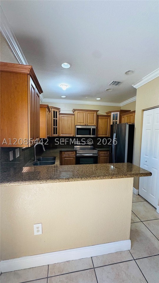 353 Ne 37th Pl - Photo 4 of 45