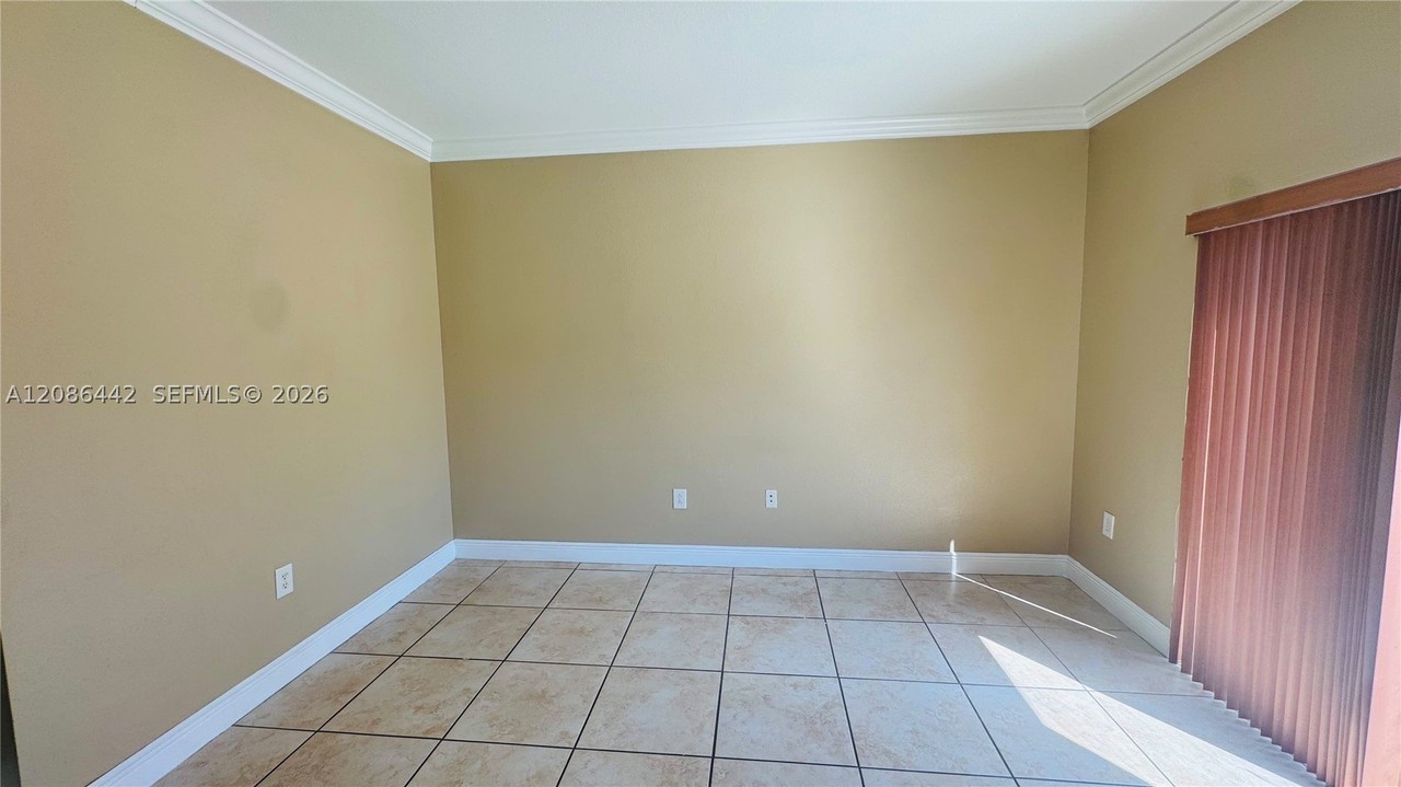 353 Ne 37th Pl - Photo 5 of 45