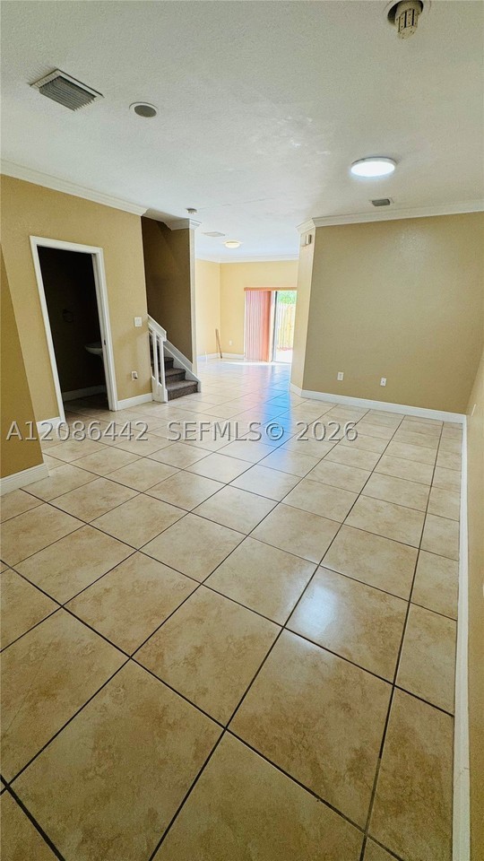 353 Ne 37th Pl - Photo 6 of 45