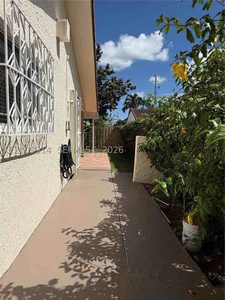5223 Sw 102nd Ct #0 - Photo 4 of 36