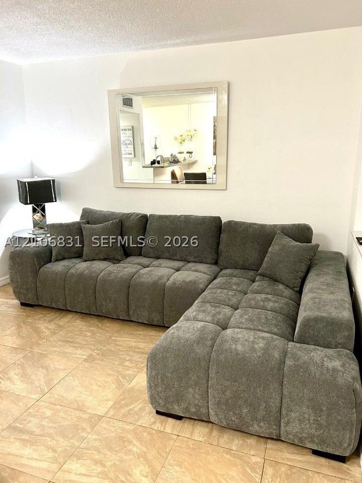 520 Ne 38th St #15 - Photo 2 of 13
