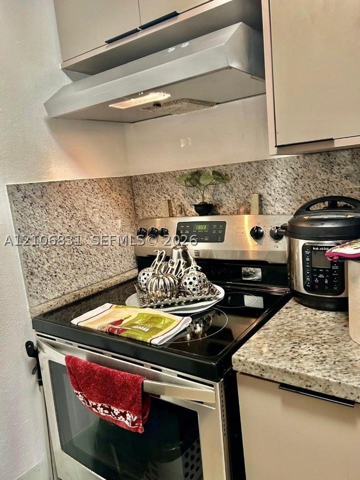 520 Ne 38th St #15 - Photo 4 of 13