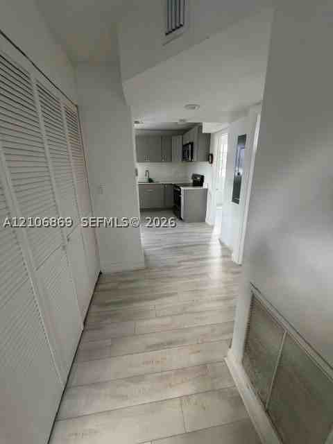 1735 Jefferson St #B - Photo 2 of 12