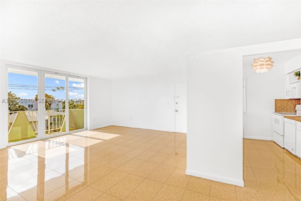 7133 Bay Dr #401 - Photo 4 of 27