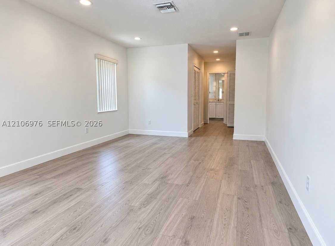 8376 Nw 16th St - Photo 5 of 17