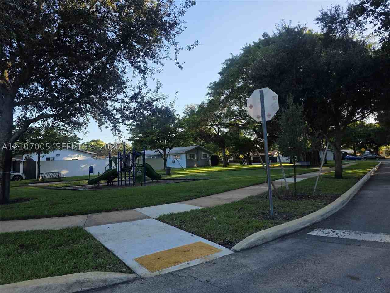 6325 Miami Lakeway S - Photo 4 of 42