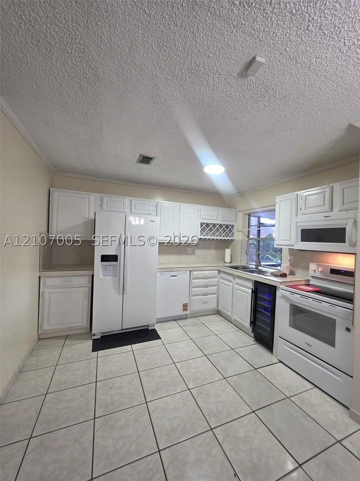 6325 Miami Lakeway S - Photo 7 of 42