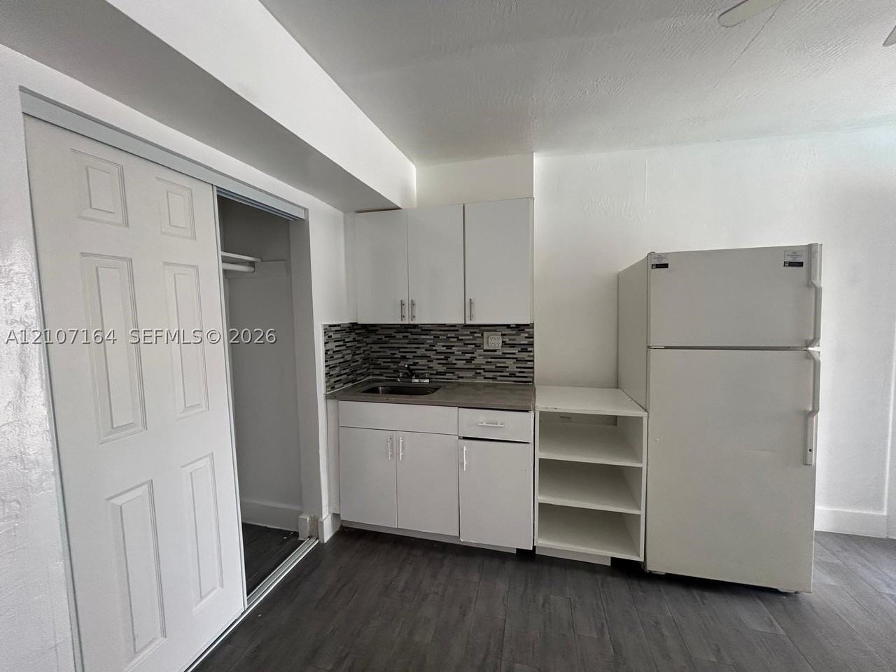 1843 Dewey St #106 - Photo 2 of 9