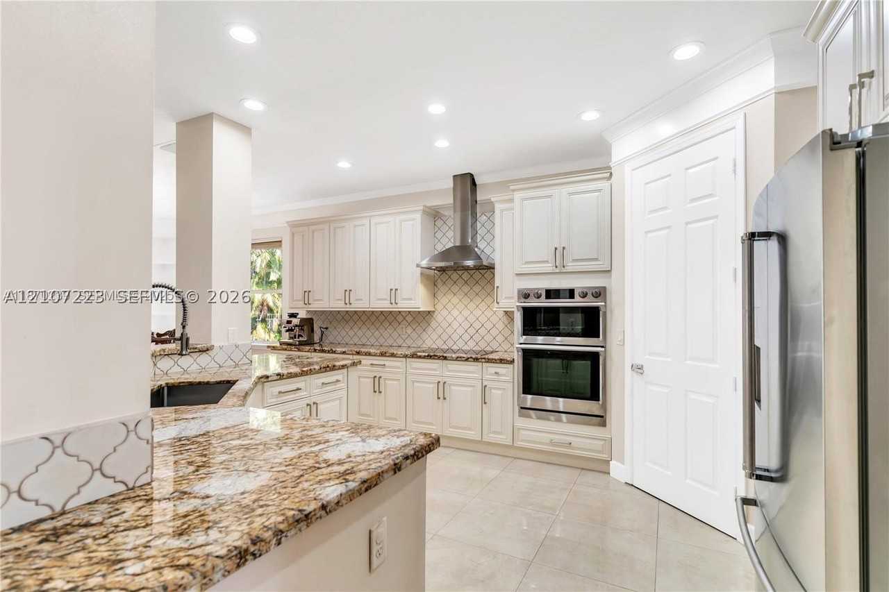 5280 Nw 95th Ave - Photo 3 of 30