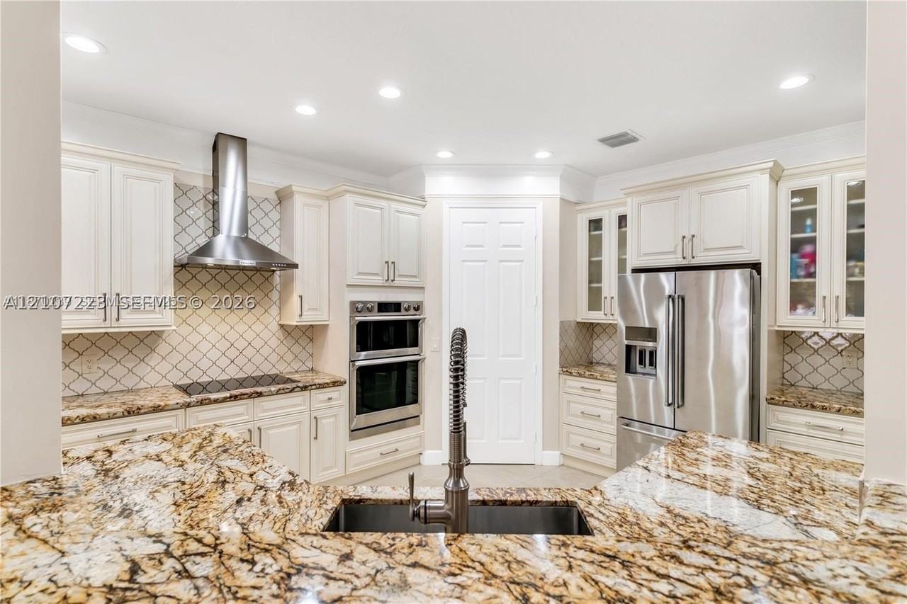 5280 Nw 95th Ave - Photo 4 of 30