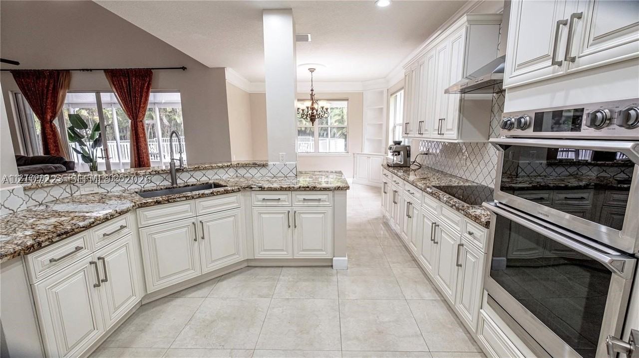 5280 Nw 95th Ave - Photo 5 of 30
