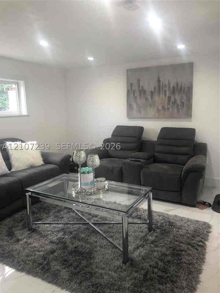 2968 Sw 16th St #R - Photo 7 of 8