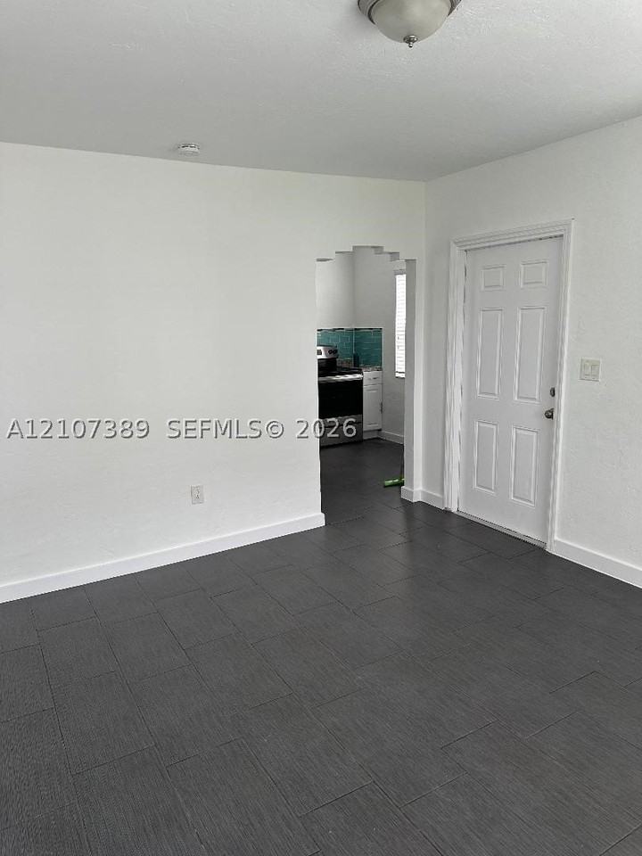 154 Sw 18th Ct #2 - Photo 3 of 16
