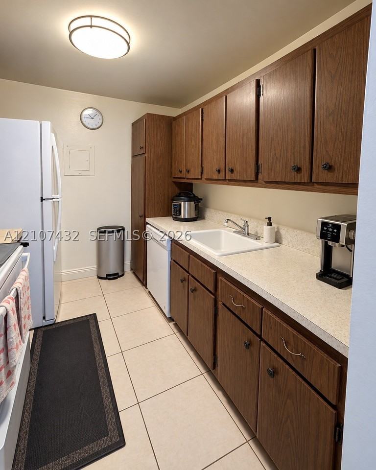10740 N Kendall Dr #L9 - Photo 7 of 22