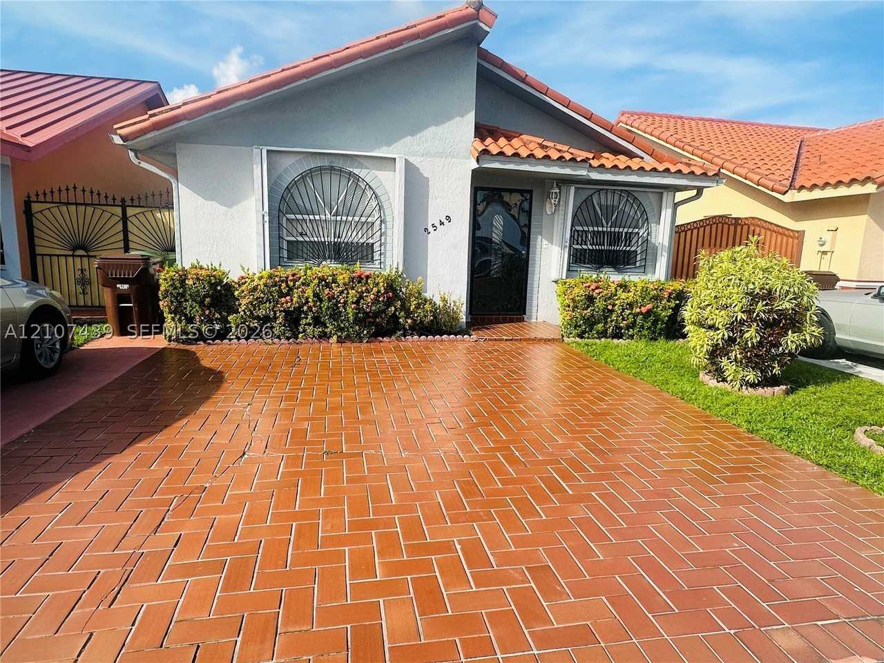 2549 W 73rd Pl