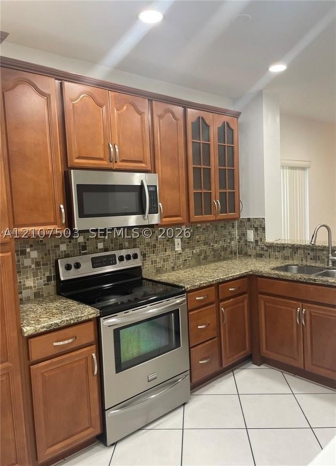 322 Sw 120th Ave - Photo 2 of 19