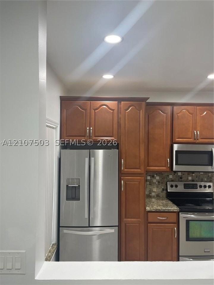 322 Sw 120th Ave - Photo 4 of 19
