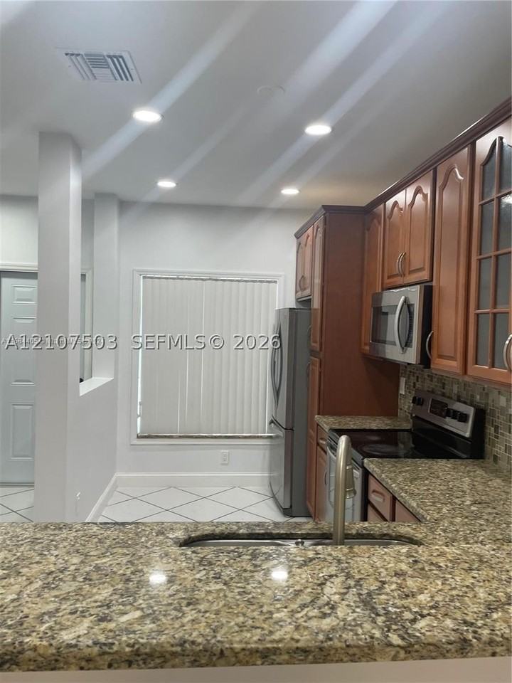 322 Sw 120th Ave - Photo 5 of 19