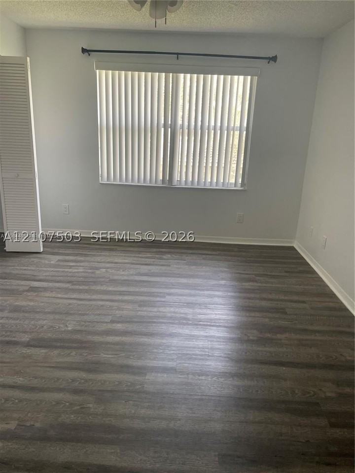 322 Sw 120th Ave - Photo 6 of 19