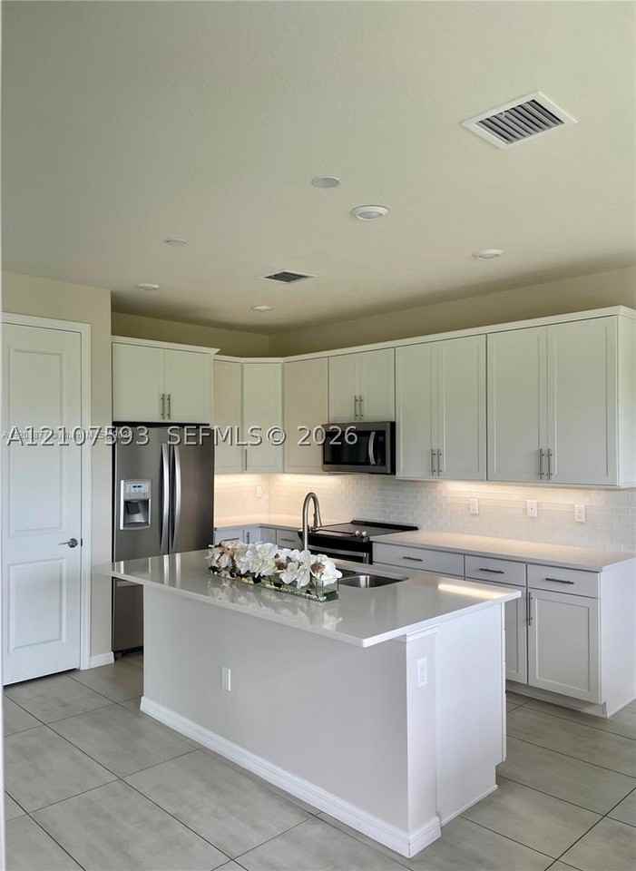 4615 Greenway Dr - Photo 3 of 32